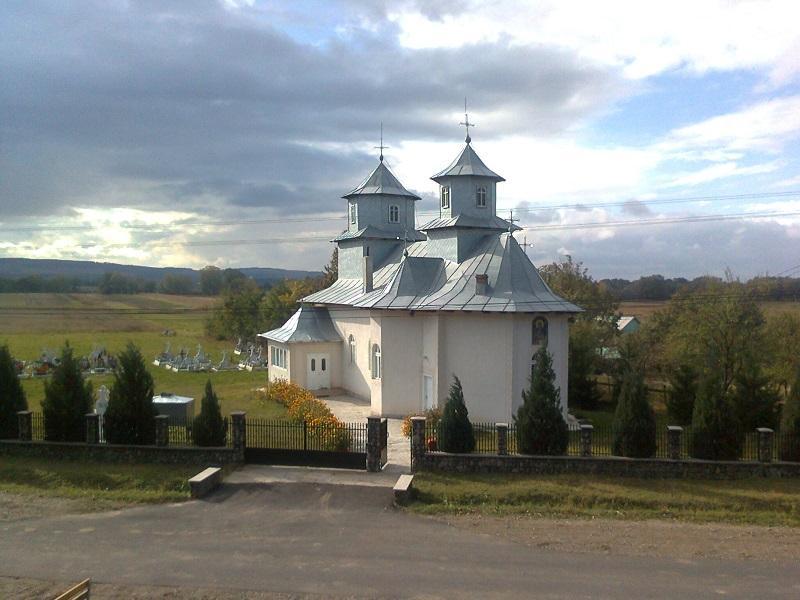 Biserica - vedere exterioară